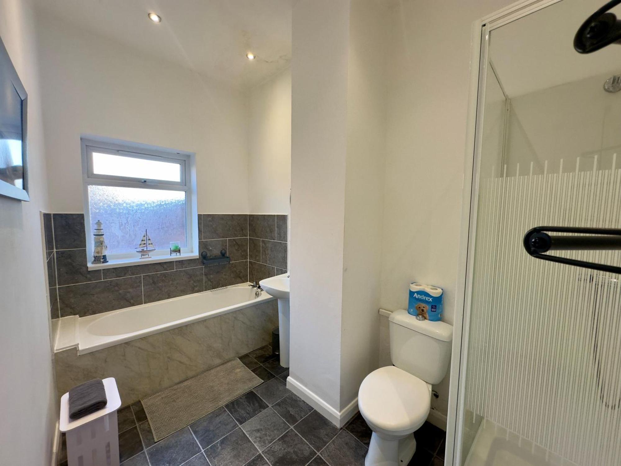 Large Ground Floor Apartment - South Shields - 3 Minutes From South Tyneside Hospital, 8 Minutes From Beach ภายนอก รูปภาพ